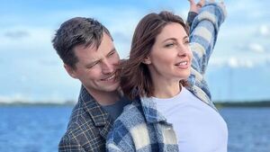7 часов в аэропорту и два перелета: Макеева показала, куда сбежала с мужем