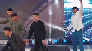 «Дикари»: охране пришлось закрывать Кайрата Нуртаса от фанатов на сцене в Павлодаре (видео)