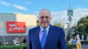 Семейный выход: Петросян пришел с Брухуновой на премьеру