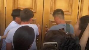 Желающие попасть на бесплатный концерт выламывали двери в Шымкенте (видео)