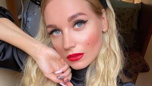 На глазах у бойфренда? Асмус засняли во время поцелуя с незнакомым мужчиной