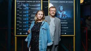 Вернувшийся в Россию Серебряков появился на премьере с падчерицей
