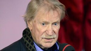 Жидкость в легких: врачи борются за жизнь 91-летнего Краско