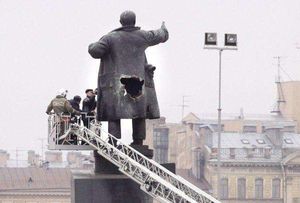 На Украине демонтировали последний памятник Ленину: 30 Ильичей в разных странах мира