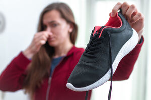 Обычный уксус помогает изгнать неприятный запах из обуви лучше покупных средств