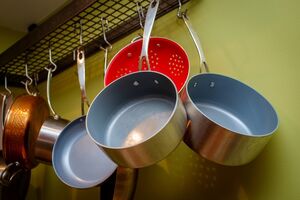 Некачественная посуда: в каких кастрюлях нельзя готовить еду