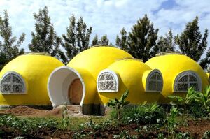 Ярко-желтый купольный домик: нестандартное, но простое жилище в Африке