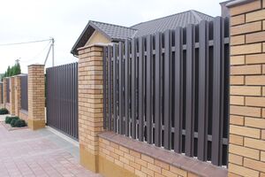 Забор из металлического штакетника — это стильно и надежно
