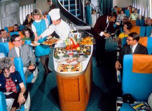 Лобстеры, хамон, лосось: чем кормили пассажиров на борту авиалайнеров 40-50 лет назад