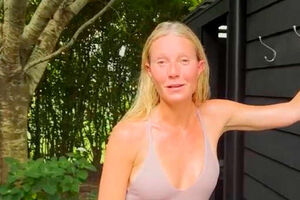 49-летняя Гвинет Пэлтроу показала фигуру в «голом» купальнике
