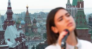 Дуа Липе — 27: работа фейсконтрольщицей и концерт на фоне Кремля