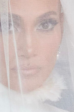 Дженнифер Лопес показала три свадебных платья со своей свадьбы с Беном Аффлеком
