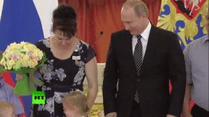 Facepalm Путина, когда он не смог успокоить плачущую девочку