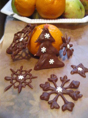 Шоколадые снежинки для декора торта