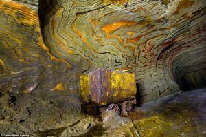 Эти психоделические узоры в заброшенных шахтах на Урале создала сама природа