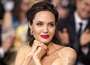 Сама невинность: чем больше претензий у Джоли к Питту, тем чаще она выходит в белом