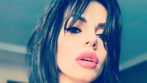 Шапка с ушками, мини и фонограмма: Юля Волкова разочаровала поклонников на первом выступлении возрожденной «Тату»