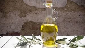 Необычные способы использования оливкового (и не только) масла. 15 идей, которые удивляют и помогают в быту
