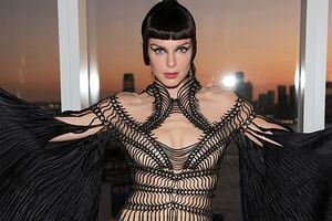 Джулия Фокс появилась на Неделе моды в оголяющем грудь платье