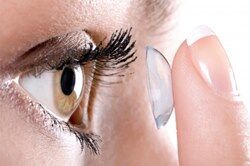 Многоразовые контактные линзы более чем втрое увеличивают риск редкой инфекции глаз