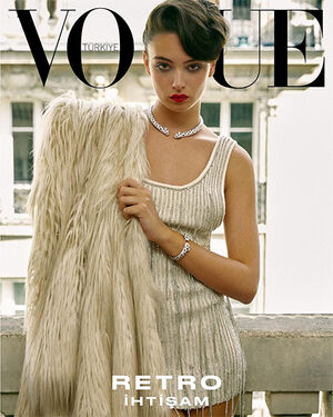 Дева Кассель снялась для первой сольной обложки Vogue
