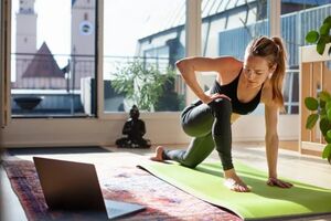 Идеально для ленивых: 10-минутная йога для подтянутого живота