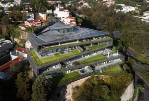 Жилой комплекс на склоне горы с зелеными лужайками в каждом дворе