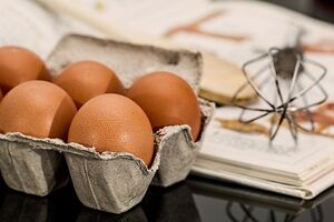 Совсем не обязательно хранить яйца в дверцах холодильника