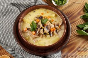 Куриный суп с грибами, консервированным горошком и плавленым сыром