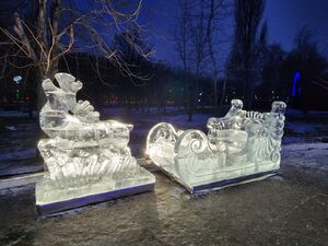 В Балаково подвезли новые ледовые фигуры