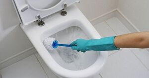 Аспирин в туалете: как эффективно очистить унитаз от известкового налета и грязи