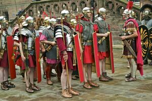 Почему мужчинам в Древнем Риме не разрешали носить сапоги и длинные брюки