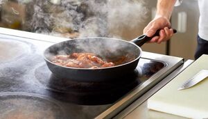 Жарим правильно: как сохранить гладкость антипригарной сковороды