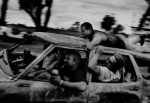 Фотограф 2 года снимал ночную жизнь в Австралии: Аборигены, летучие мыши и автомобильные хулиганы