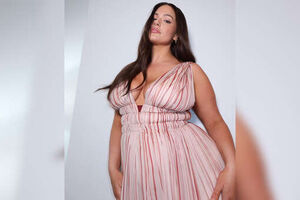 Модель plus-size Эшли Грэм появилась на публике в платье без белья