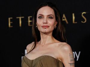 Джоли пришлось закрыть свой благотворительный фонд, чтобы дальше судиться с Брэдом Питтом