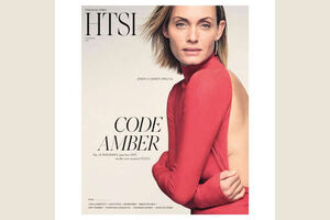 48-летняя супермодель Эмбер Валлетта в платье с открытой спиной снялась для обложки журнала