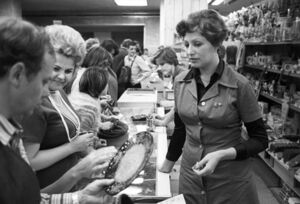 Дефицит и однообразие: что можно было купить в советских промтоварных магазинах