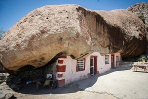 Сбывшаяся мечта: как живется «пещерному» семейству под огромным валуном среди пустыни