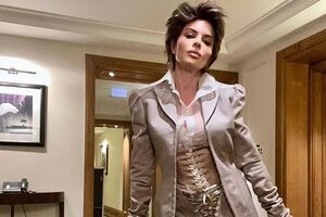 59-летняя актриса появилась на Неделе моды в откровенном корсете