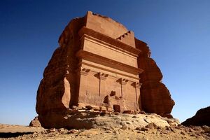 «Одинокий дворец» в скале: как появилась гробница посреди пустыни