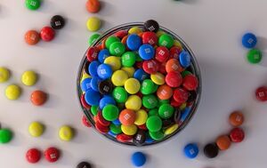 Феномен M&M's: как сахарная глазурь и Вторая мировая война стали залогами успеха разноцветного драже