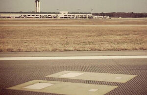 Что за штуки выглядывают из взлетно-посадочной полосы одного из аэропортов США