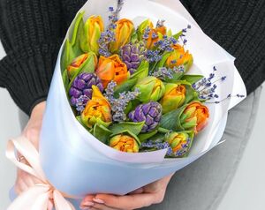 Тюльпаны, гиацинты, подсолнухи: какие букеты предложат флористы на главный весенний праздник