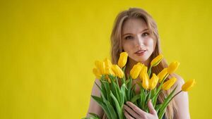 Нежные тюльпаны или шикарные лилии: какие цветы подарить любимым женщинам на 8 Марта