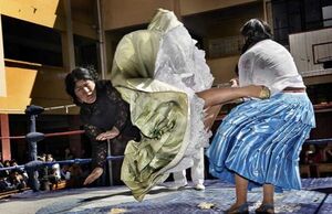 «Летающие чолиты»: зрелищная борьба женщин в юбках