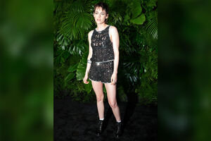 Кристен Стюарт надела на вечеринку Chanel перед премией «Оскар» сетчатые шорты и майку