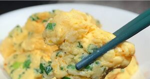 Взбейте яйца и положите их в кипящую воду: нежный и полезный завтрак полюбит вся семья