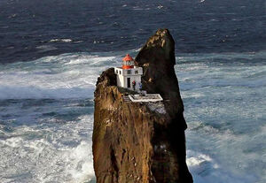 Как существует и обслуживается самый отдалённый на планете океанский маяк