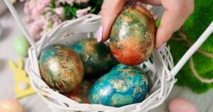 Подсмотрела идею у соседки: в этом году буду красить пасхальные яйца на пару
